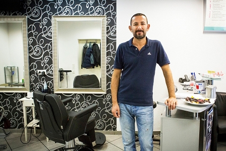 Ein türkischer Mann steht in seinem Friseursalon in Köln. Filmstill aus "Der Kuafoer aus der Keupstrasse"